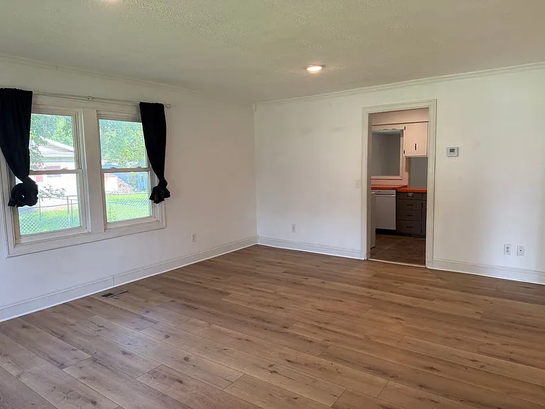 419 E Summit St — Photo 2