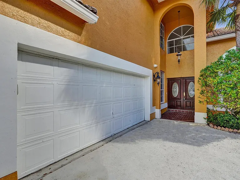 10902 Tamoron Ln — Photo 3