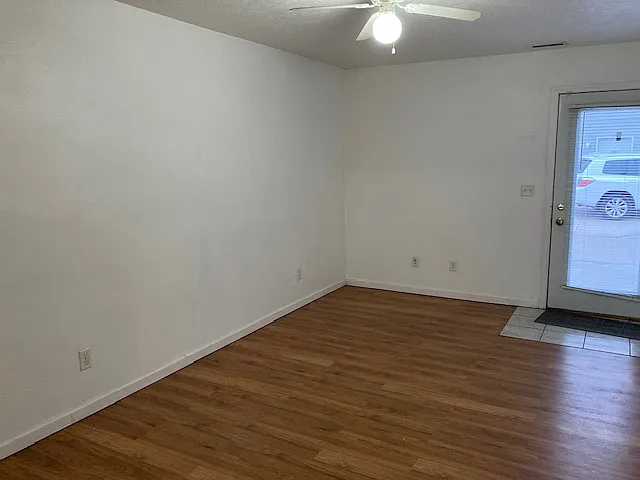 2923 W Louise St — Photo 2