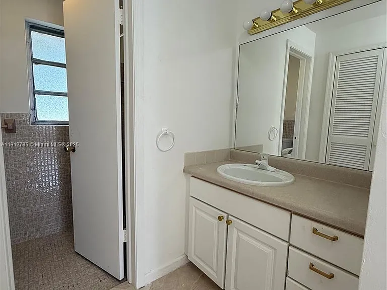 300 NW 42nd St #0 — Photo 27