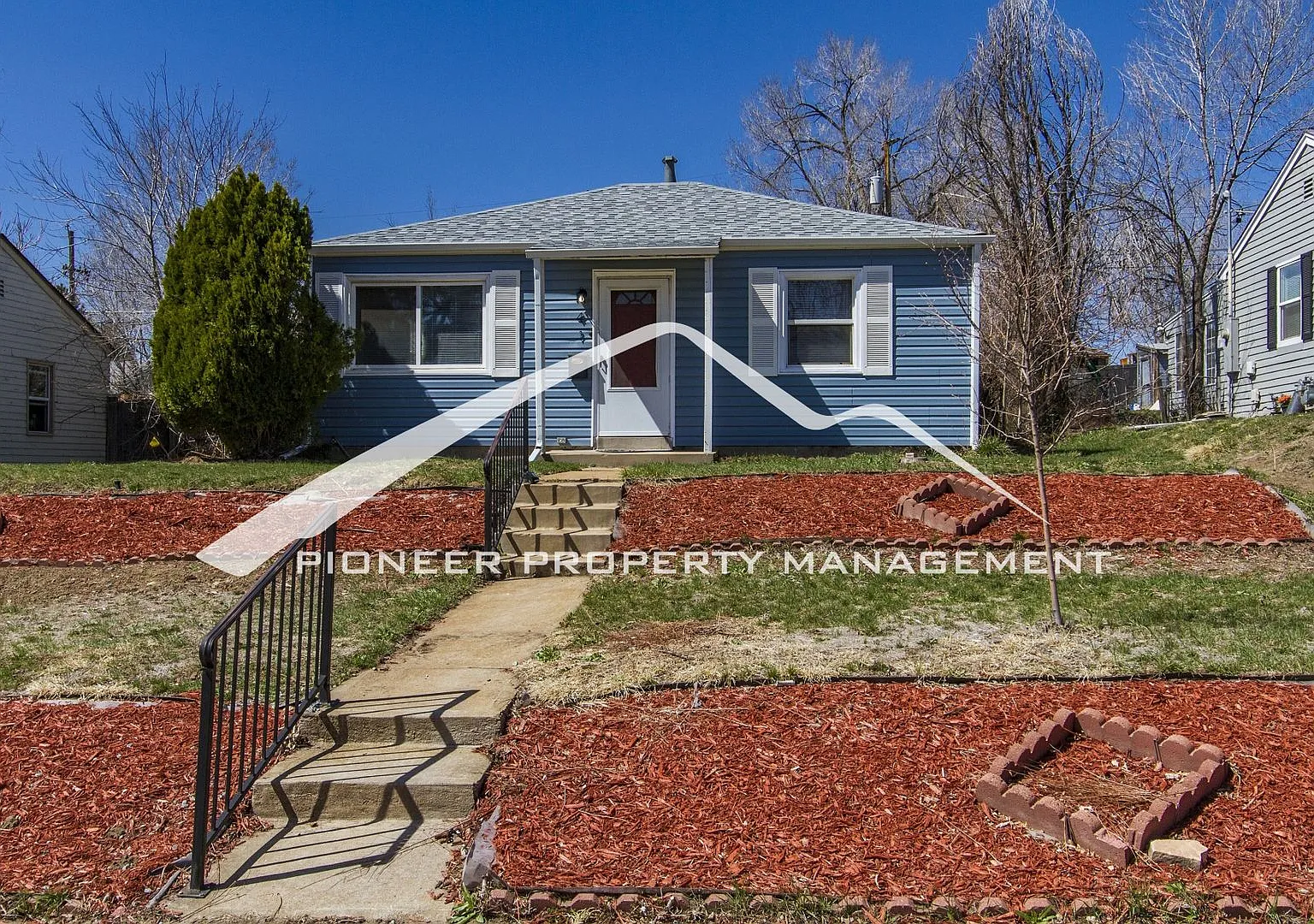 Charming Home with Washer/Dryer and Fenced in Yard — Photo 2