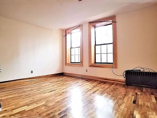 3rd image of 360 Franklin Ave APT 2L