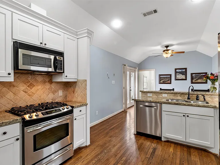 2337 Sheridan St — Photo 15