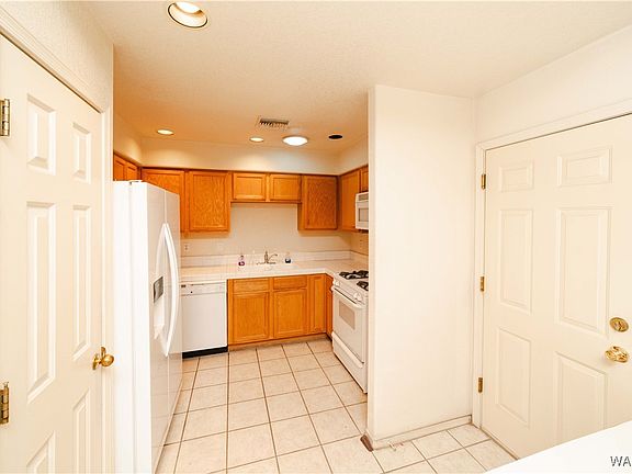 5th image of 2526 Country Club Place