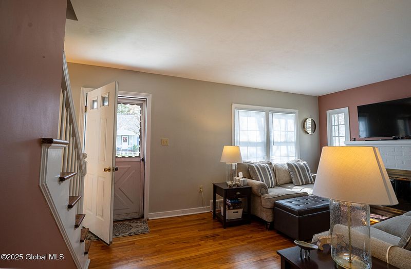 3rd image of 42 Brookman Avenue