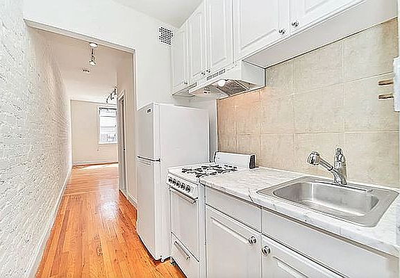 4th image of 233 E 12th St #2