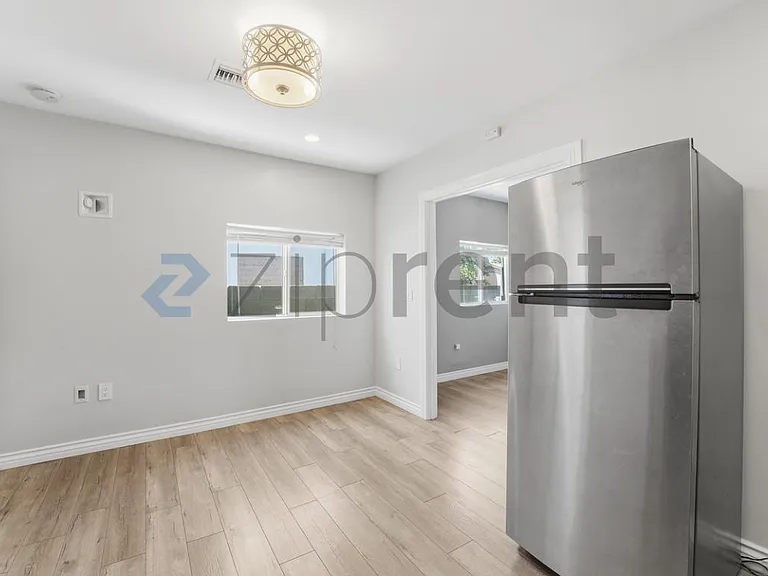 1031 E Roosevelt St #A — Photo 17