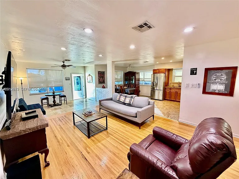 45 SE 14th St #1 — Photo 4