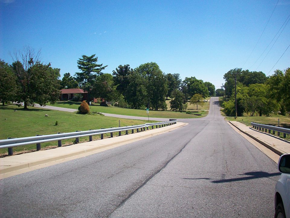 1st image of 305 Westchester Dr