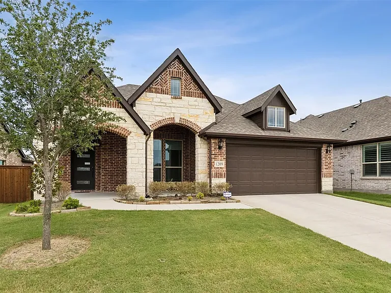 1209 Alexander Dr — Photo 2