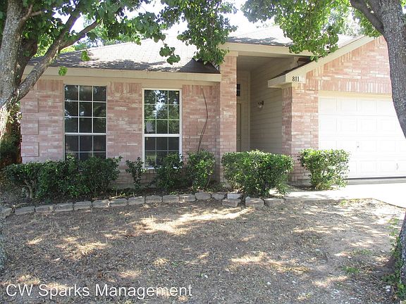 3rd image of 811 Rockett Ln