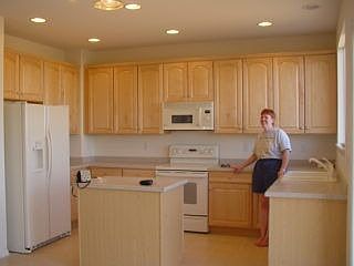 Upgraded kitchen w/maple cabinets