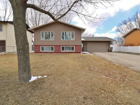 2113 6th St NW, Minot, ND 58703