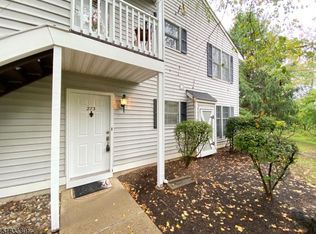 273 Kingbird Ct, Three Bridges, NJ 08887