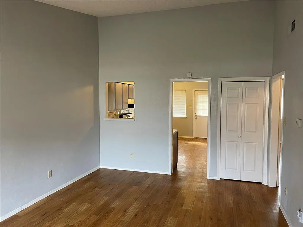 3 bed, 2.0 bath, 1895 sqft, $1,695 — Photo 2