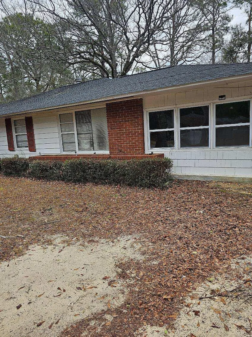 3 bed, 1.0 bath, 988 sqft, $1,100 — Photo 1