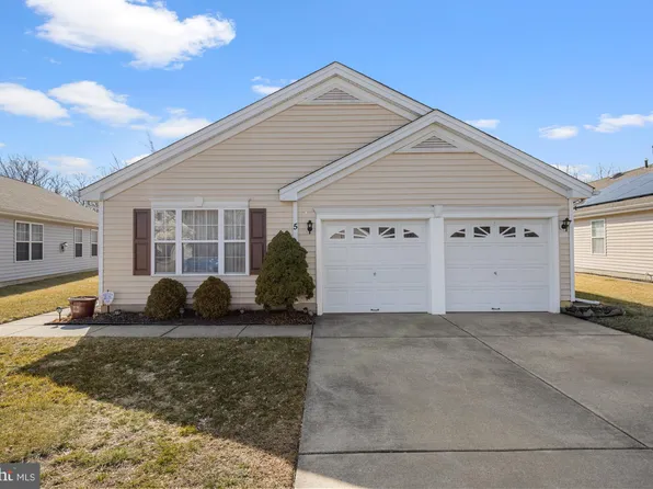 5 Autumn Ln, Sewell, NJ 08080