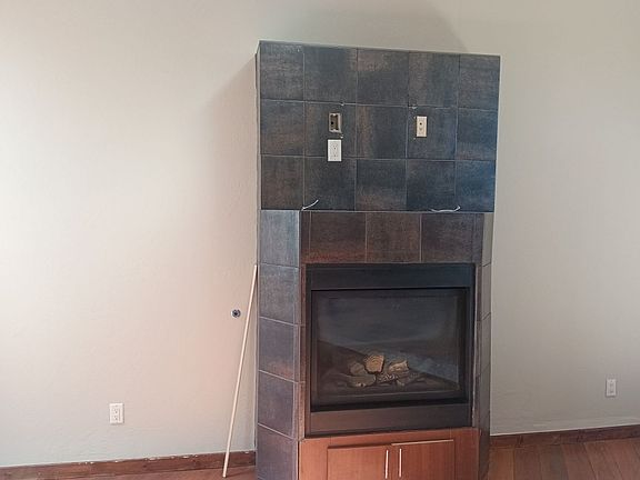 3rd image of 915 Edith Blvd NE Unit C