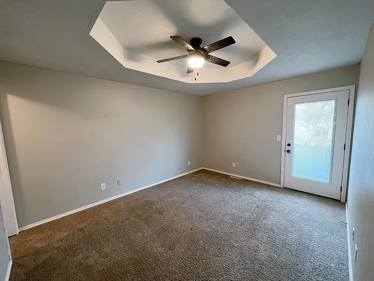 1910 N Golden Ave — Photo 5