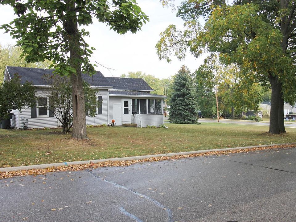 424 East Clay St, Whitewater, WI 53190 Zillow