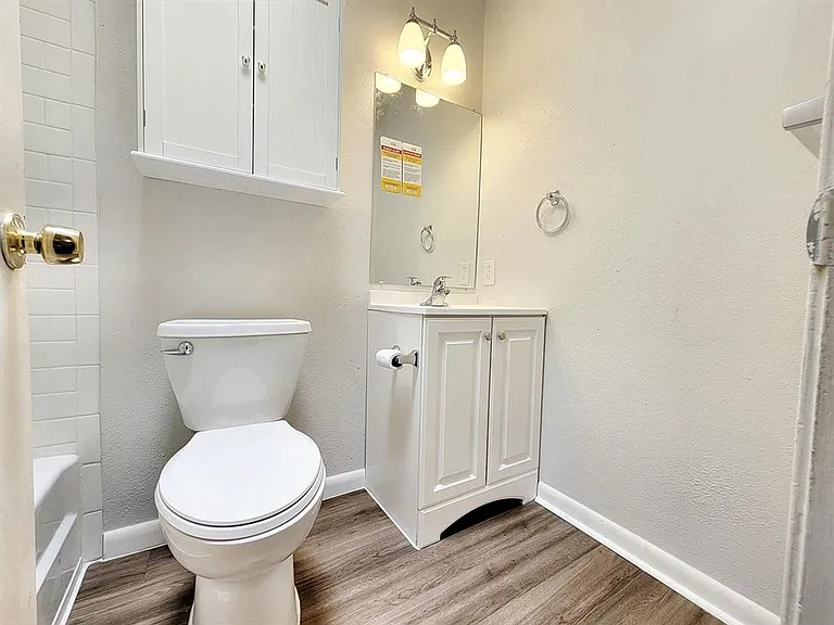 618 W 51st St #101 — Photo 17
