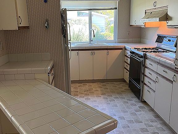 Kitchen w/dishwasher 