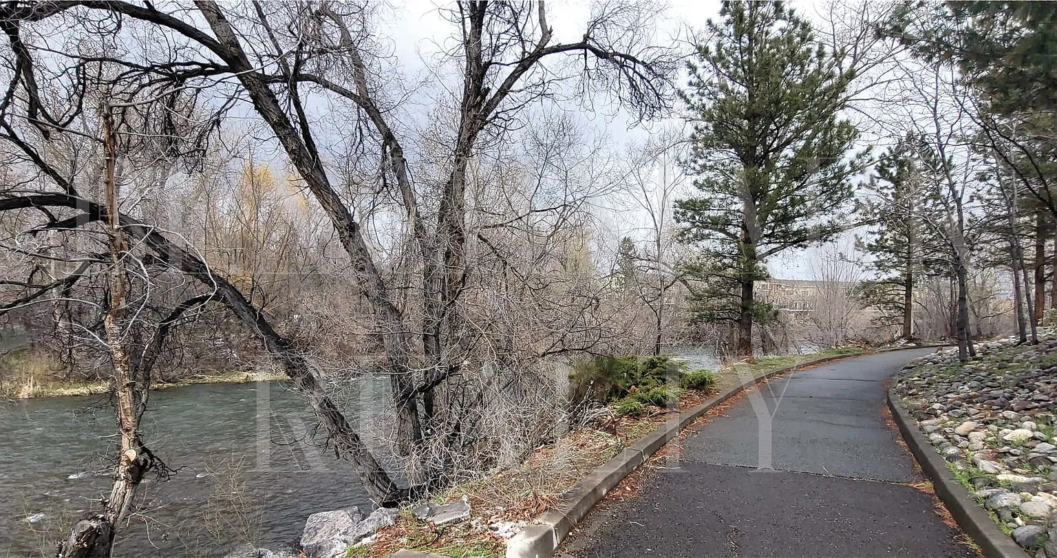 Beautifully remodeled huge 2 bedroom 2 bath with large balcony on the river! — Photo 4