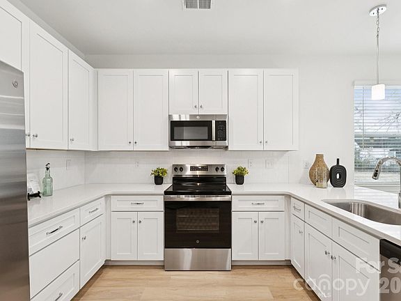 4th image of 1420 N Charlotte Ave