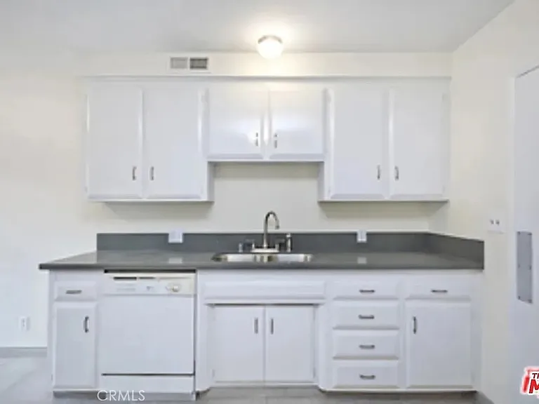 837 S Windsor Blvd #7 — Photo 13