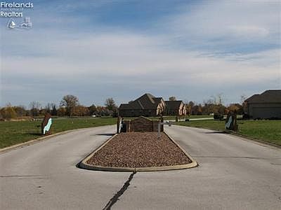 2nd image of 301 Greenbriar Cir