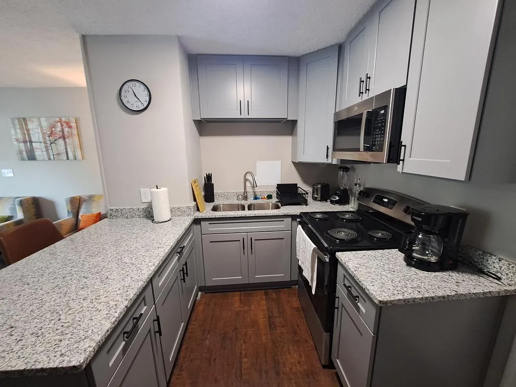 140 Prentice Pl — Photo 2