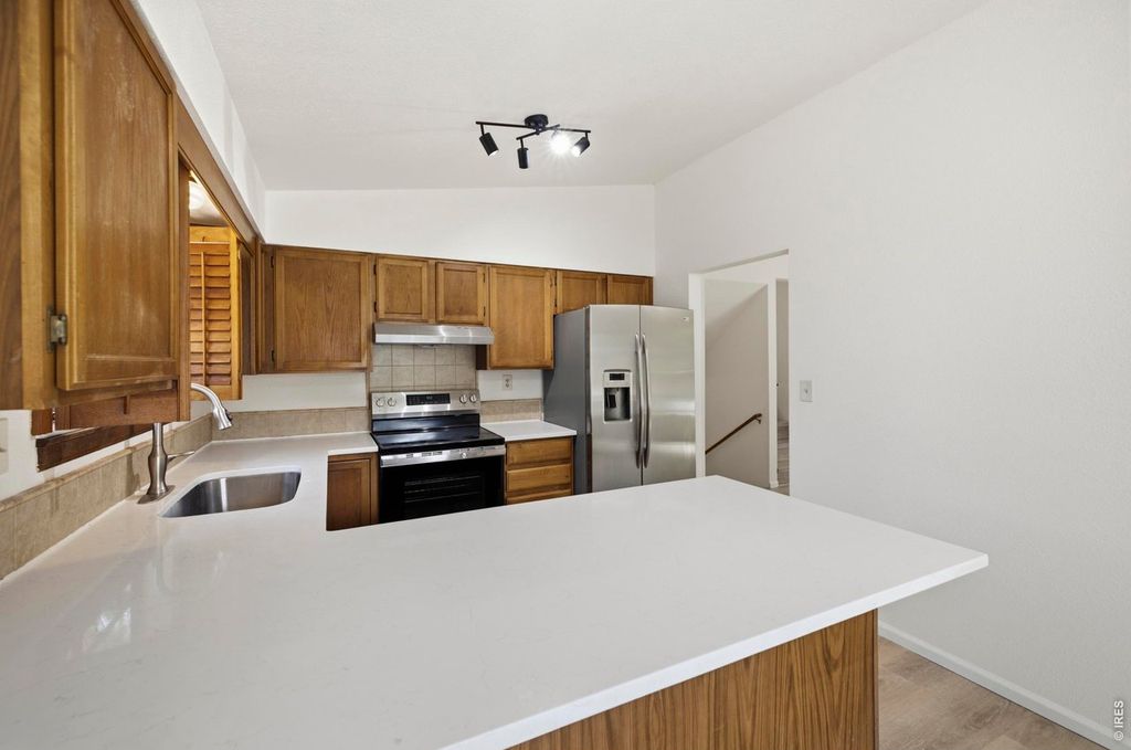 1200 Hillside Ct
