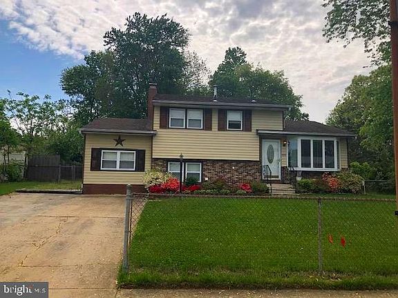 3rd image of 933 Bradford Dr