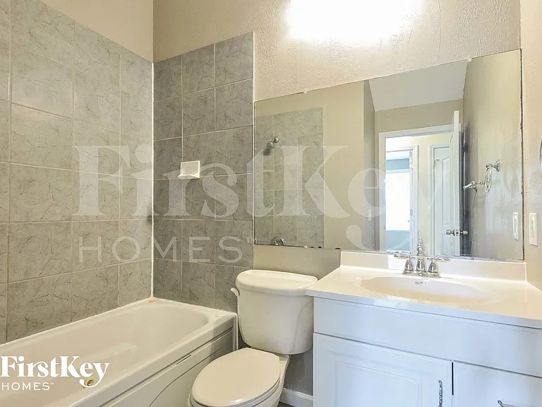 202 Barrington Dr — Photo 12
