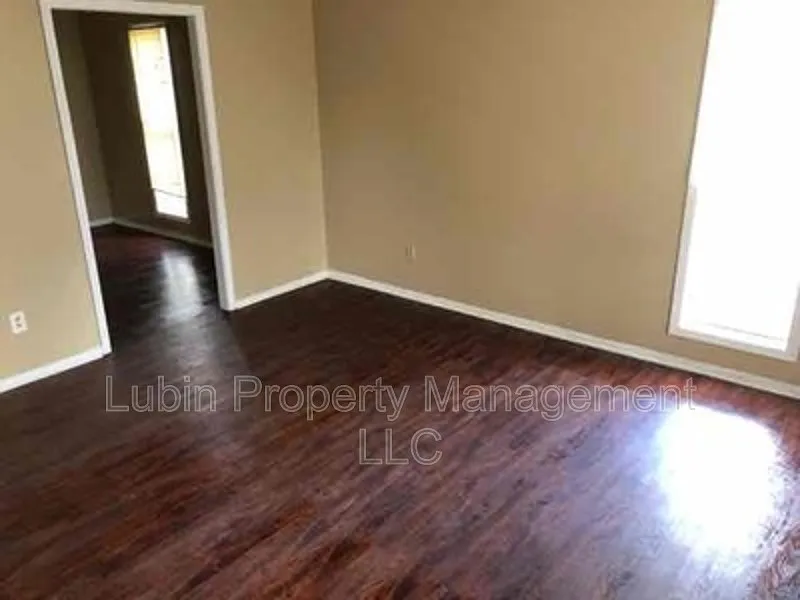 Building Photo - 4957 Tiergarten St
