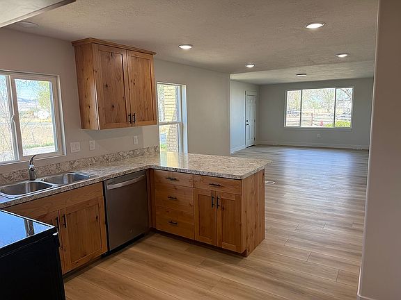 4th image of 110 E Center St