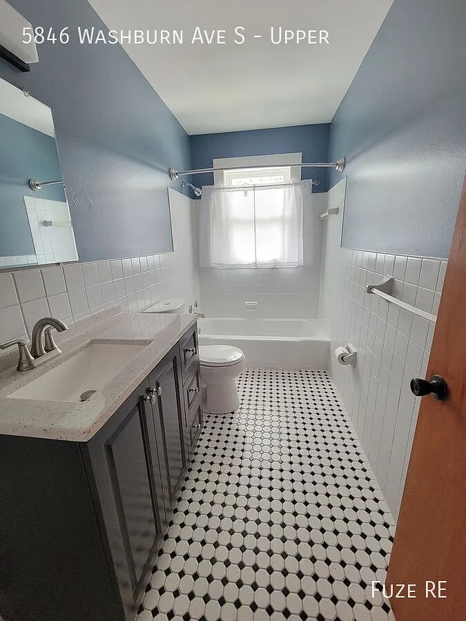 **1 Month Free Rent - 3 Bedroom in Armatage Neighborhood! — Photo 4