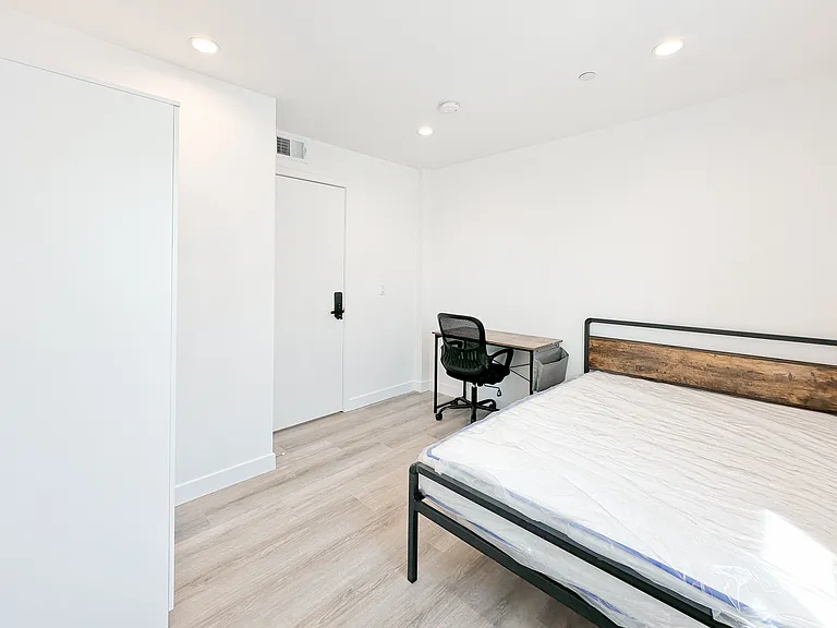 1363 W 35th St #9 — Photo 21