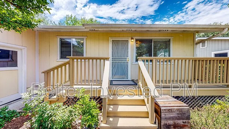 3 bed, 1.0 bath, 1200 sqft, $2,400 — Photo 2