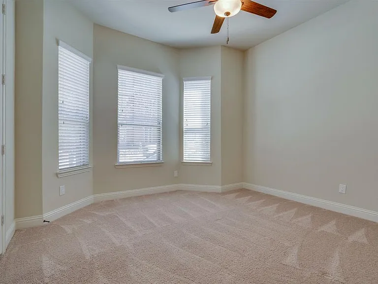 4221 Broadway Ave — Photo 5