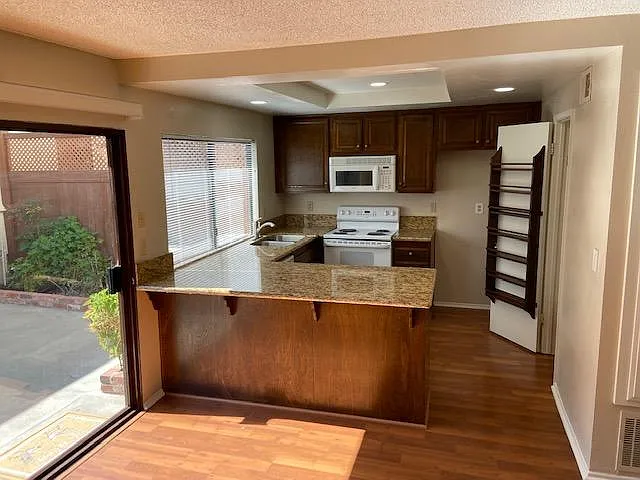 1300 Stonewood Ct — Photo 5