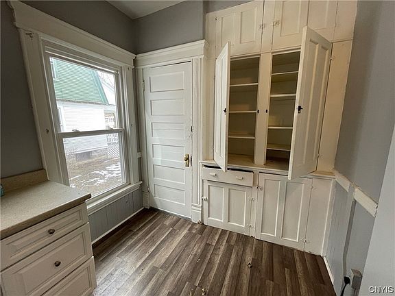 4th image of 303 W Beard Ave