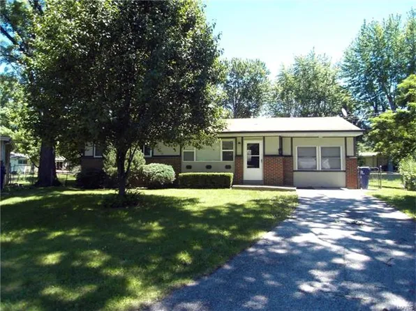 855 Northmoor Dr, Florissant, MO 63033