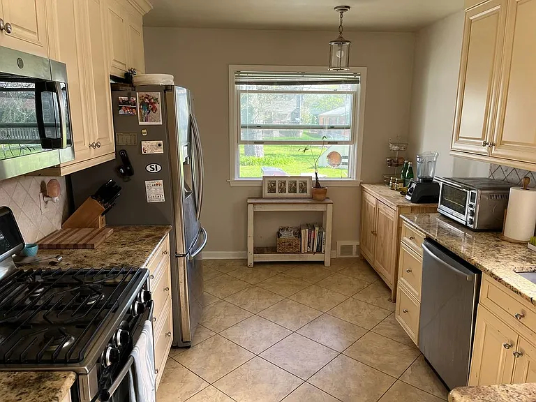 1150 Anita Ave — Photo 2