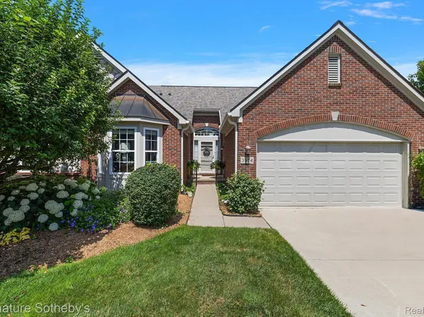 3614 Lexington Dr, Auburn Hills, MI 48326