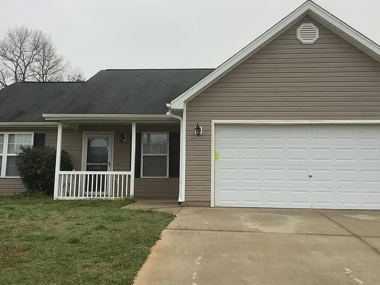 824 N Mossy Rock Rd — Photo 1