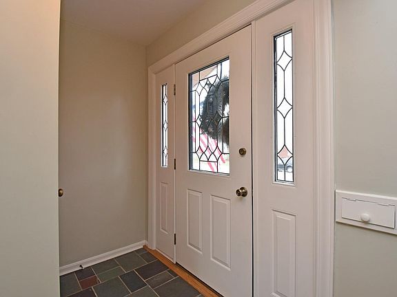 3rd image of 1020 Cloverfield Ln