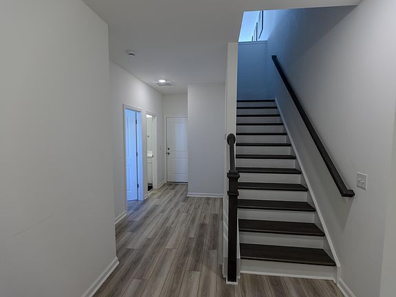 3rd image of 170 Yorkshire Dr #8