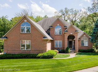 6894 Lancewood Ct, Shelby Township, MI 48316