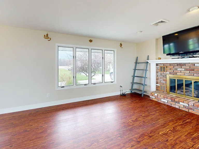 940 E Hickory Grove Rd — Photo 18